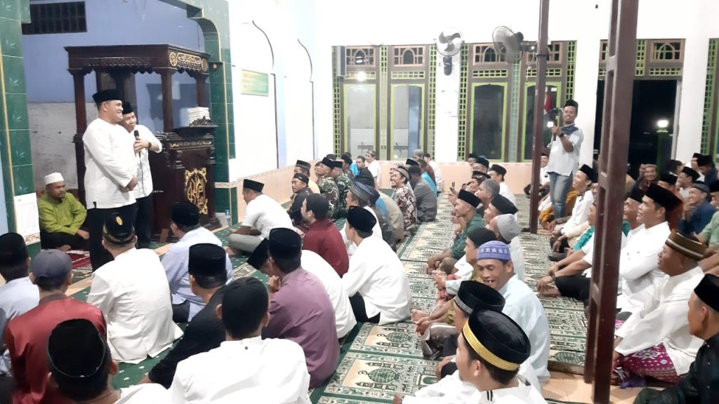 Bupati dihadapan Ratusan Jamaah Masjid Al Muhtadin memperkenalkan Wakil Bupati Sambas