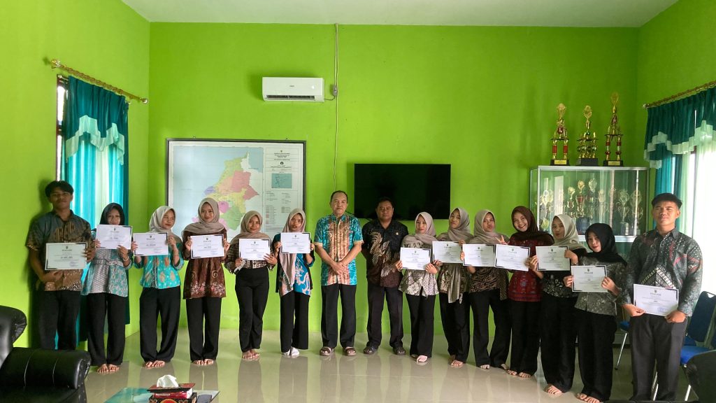 Camat Tangaran secara resmi melepas para siswa PKL di Kantor Camat Tangaran untuk kembali ke Sekolah Menengah Kejuruan Negeri 1 Teluk Keramat, Kamis (5/3)