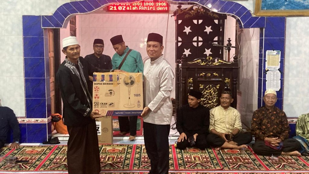 Tim Safari Ramadhan Kecamatan Tangaran menutup rangkaian kegiatan safari di Masjid Al Ikhlas Dusun Parit Merdeka Sanggau Desa Simpang Kecamatan Tangaran