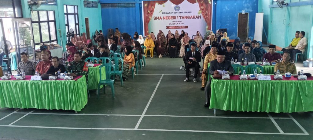Sekretaris Camat Tangaran Endi Kurniawan SE memberikan ucapan selamat kepada siswa kelas XII SMA Negeri 1 Tangaran atas kelulusan yang diraih