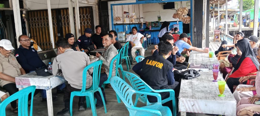 Tim dari Kepolisian Daerah Kalimantan Barat mengunjungi pasar Kecamatan Tangaran di Desa Simpang Empat