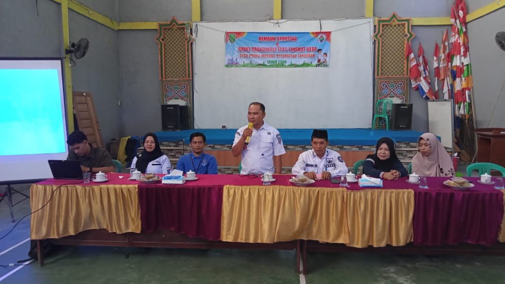 Pelaksana Tugas Camat Tangaran, Taufiq Kurrakhman menghadiri kegiatan musyawarah desa rembuk stunting di Desa Arung Medang