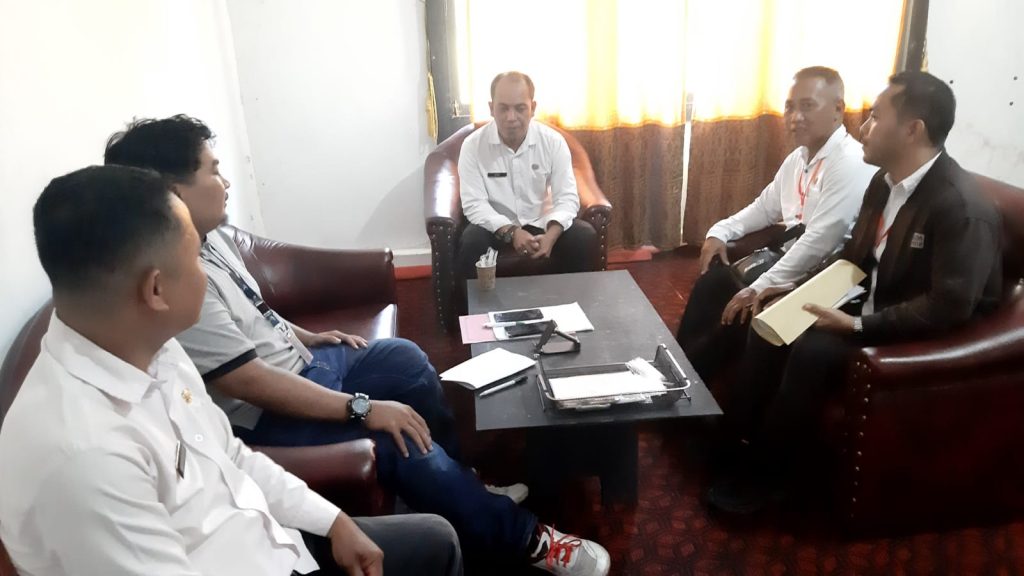 Sekretaris Camat Tangaran, Endi Kurniawan menerima kunjungan tim penilai Lomba Kebersihan GASKAN tahun 2026