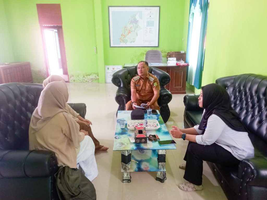 Pelaksana Tugas Camat Tangaran, Taufiq Kurrakhman SE menerima kunjungan dari Penyuluh Lapangan KB Kecamatan Tangaran, Selasa (2/6)
