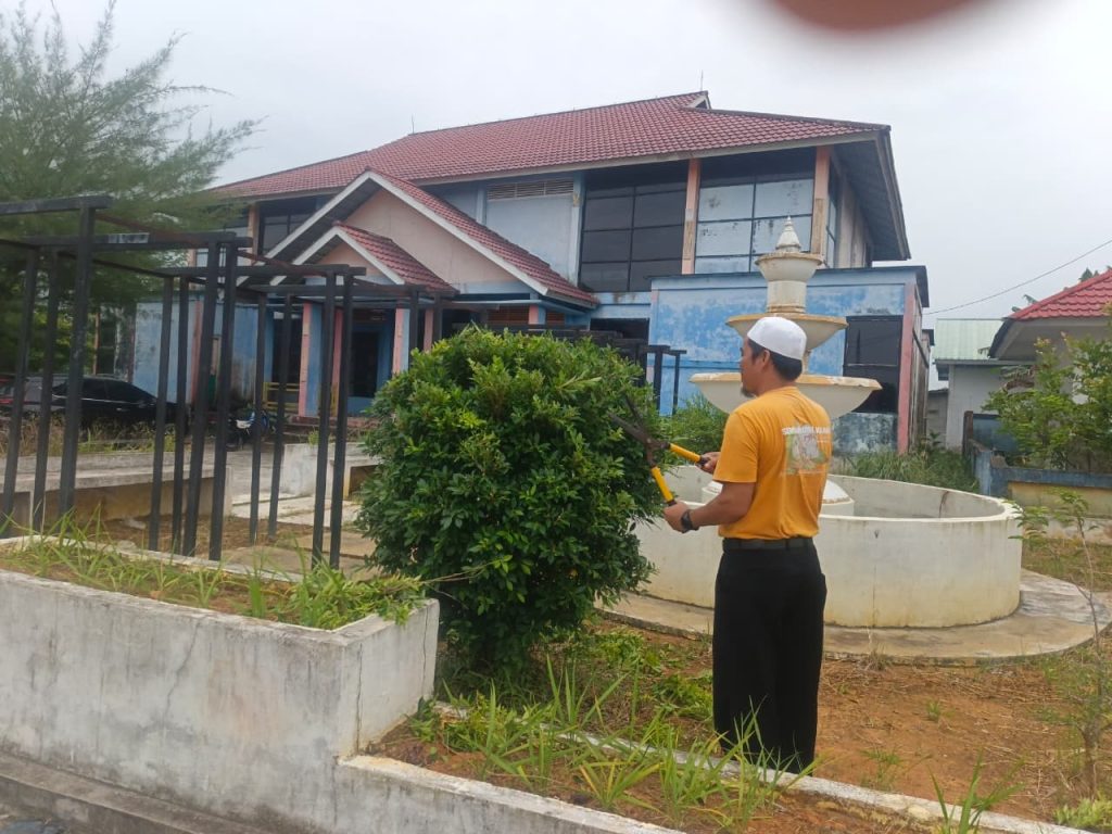 Jajaran Aparatur Sipil Negara Kantor Camat, melaksanakan kegiatan gotong royong bersih-bersih lingkungan kantor