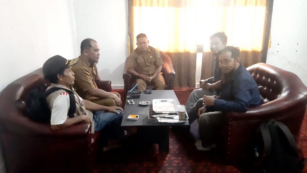Fasilitator Masyarakat merupakan tenaga pendamping profesional yang direkrut dan ditugaskan oleh Kementerian PUPR