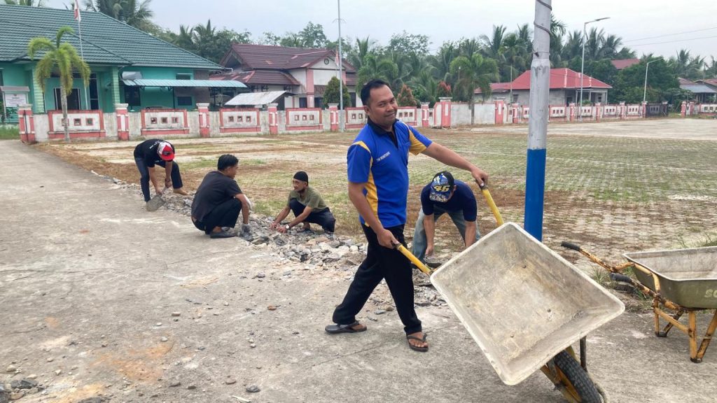 Aparatur Sipil Negara Kantor Camat Tangaran melaksanakan gotong royong melakukan penimbungan jalan lingkungan kantor