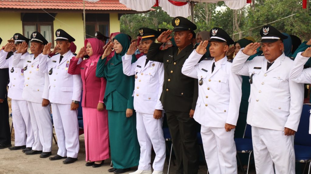 Upacara Penurunan Bendera peringatan Hari Ulang Tahun 81 Tahun Kemerdekaan Republik Indonesia di Kantor Camat Tangaran berlangsung khidmat
