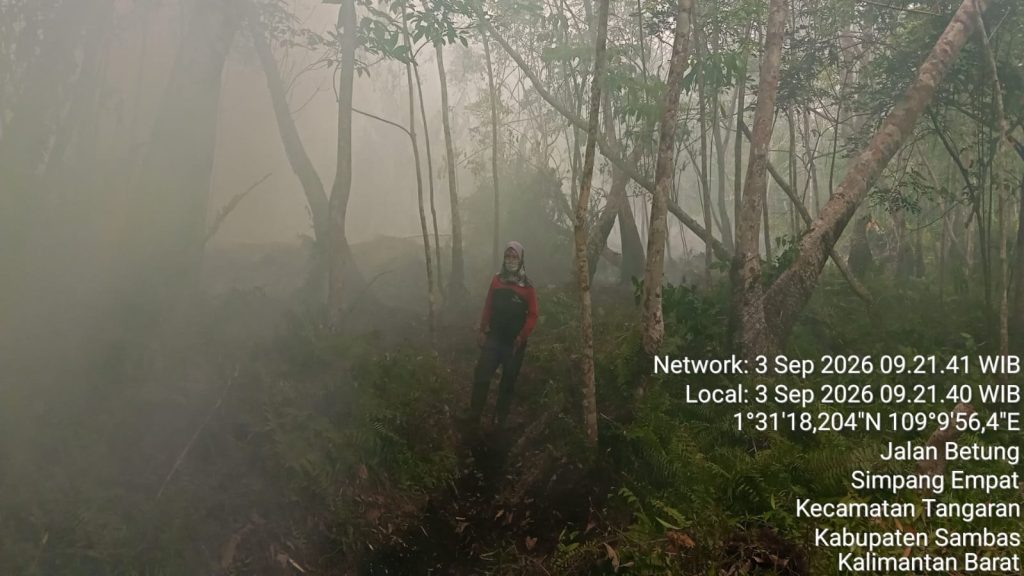 Sejumlah warga dan Badan Pemadam Kebakaran Kecamatan Tangaran, berjibaku gotong royong memadamkan titik lahan yang terbakar, Kamis (3/9). 