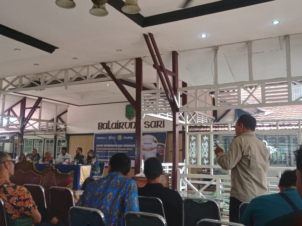 Pemerintah Kabupaten Sambas menggelar kegiatan Rapat Koordinasi (Rakor) Data Desil sekaligus Sosialisasi Penyaluran Bantuan Pangan Beras