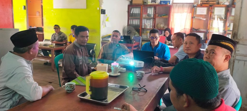 Camat Tangaran bersama Kepala Seksi Pemberdayaan Masyarakat dan Desa (PMD) Kecamatan Tangaran melaksanakan kunjungan kerja ke Kantor Desa Semata