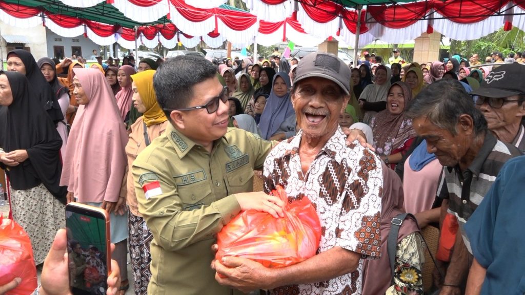 Suasana penuh antusias dan kebahagiaan tampak mewarnai kunjungan kerja H. Satono, S.Sos.I., M.H. di Desa Merpati, Kecamatan Tangaran, Senin (19/10)